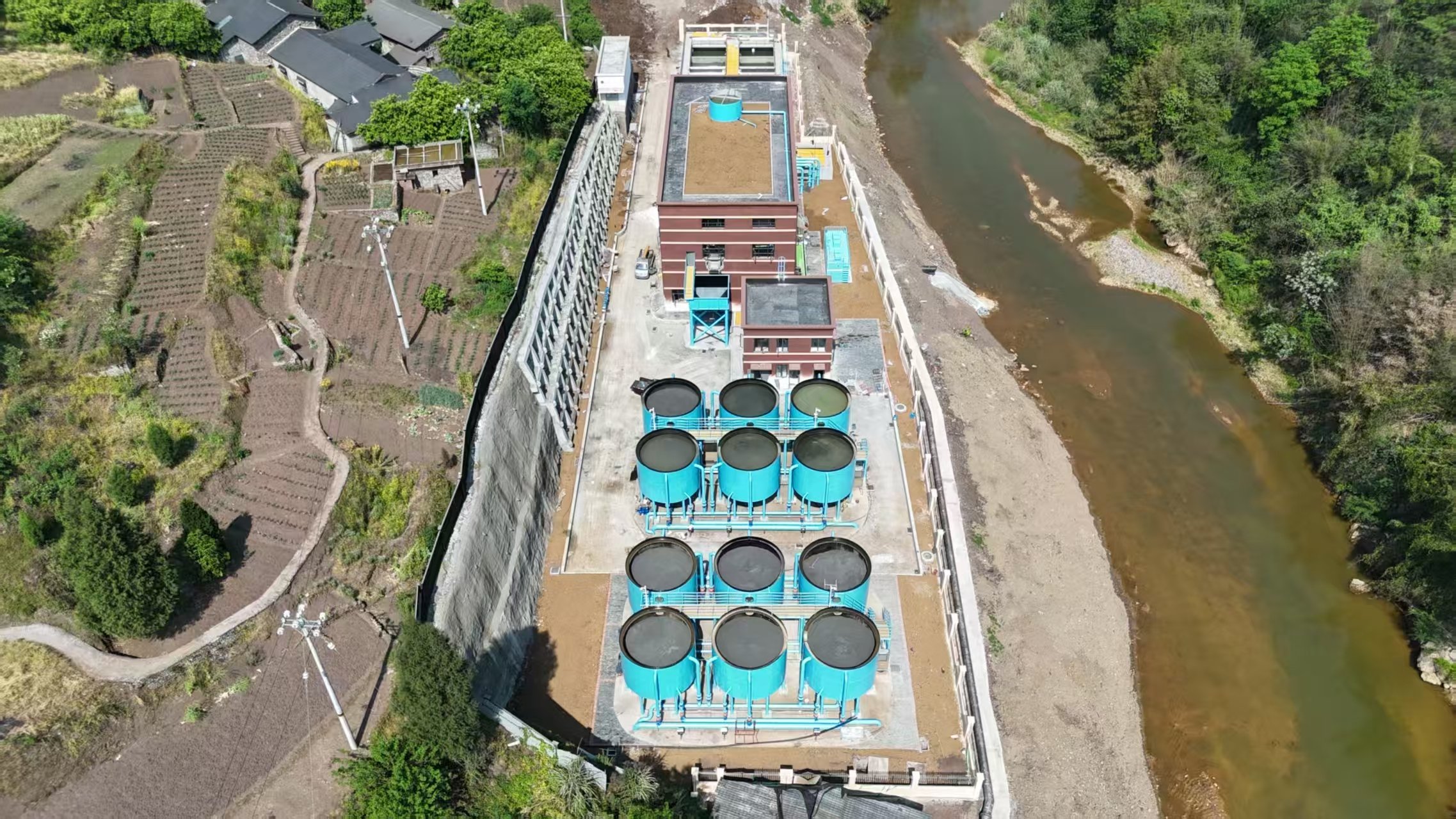 万盛经开区关闭煤矿碰头岩涌水点矿井废水治理工程顺利安装完成